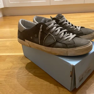 Philippe model strl 45 - Snygga Philippe models i storlek 45 i ok skick, för mer bilder eller frågor så äre bara att skriva priset går att diskutera😁.