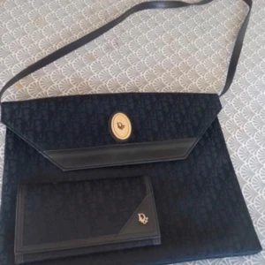 Dior handväska och plånbok  - Varorna har tecken på användning men är i mycket bra skick. Vintage från 80-talet. Hör av er vid frågor!