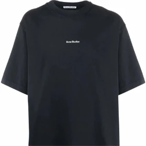 Acne - Acne studios tshirt i storlek S men passar M också