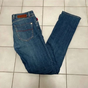 Blå jeans från Tramarossa - Snygga blå jeans från Tramarossa med klassisk femficksdesign och knappgylf. Jeansen har en normal passform och är tillverkade i högkvalitativt denim. Perfekta för en stilren look.