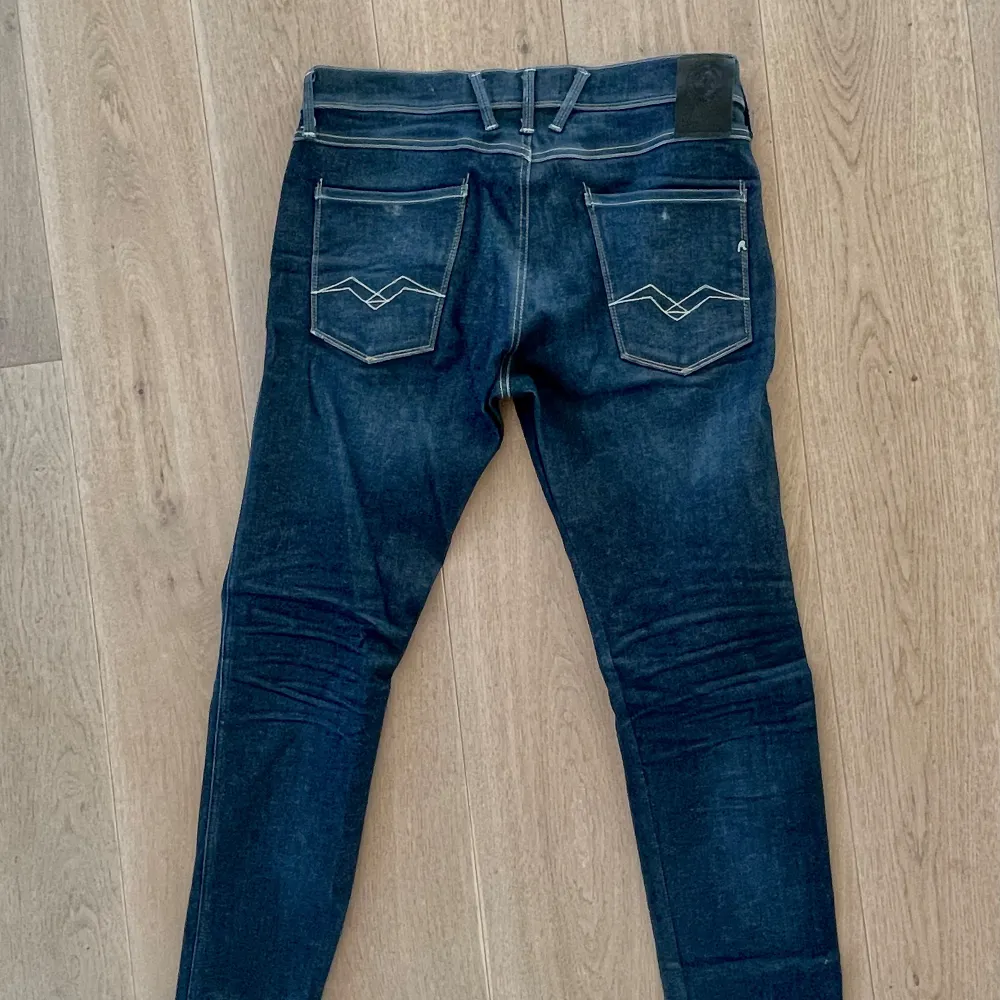 Snygga mörkblå jeans från Replay med klassisk femficksdesign och diskret broderi på bakfickorna. Jeansen har en slim passform och är perfekta för en stilren look. Modellen heter Replay Anbass. Jeans & Byxor.