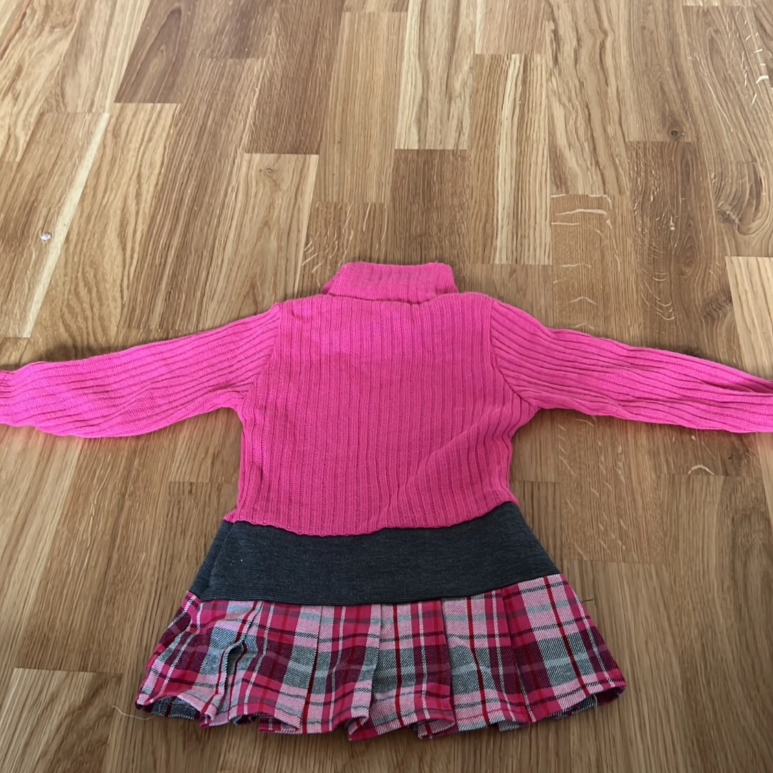 Rosa stickad klänning med hjärtmönster - 91