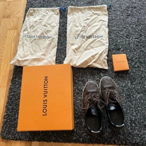  Louis Vuitton skor - Säljer mina Louis Vuitton Luxembourg skor i storlek 43. Skorna är använda och har några märken som man ser på bilderna på sidorna av skorna. Går inte att få tag på dessa skor längre. Kvitto finns och köpta i LV butik i Spanien. Box, skopåsar, kvitto och extra skosnören ingår. Vid fler frågor är det bara att höra av sig.