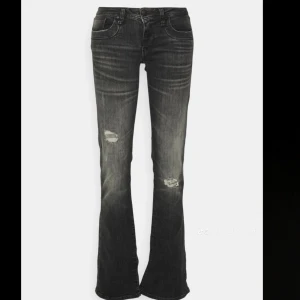 Mörkgrå LTB Jeans, valerie - Säljer ett par mörkgrå bootcut jeans från LTB ( valerie ), som är svåra att få tag i. De är i bra skick med hål på vardera knä, med en fräsch wash. Perfekta för en avslappnad outfit med en touch av edge. Passar bra till både vardag och fest! De kan upplevas som lite stor i storleken😊Pris kan diskuteras