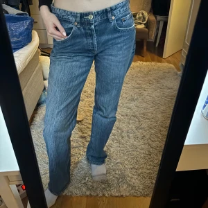 Straight blå jeans Zara - Säljer ett par klassiska blå jeans i bra skick. De har en straight passform och är mid waist. Storlek 38