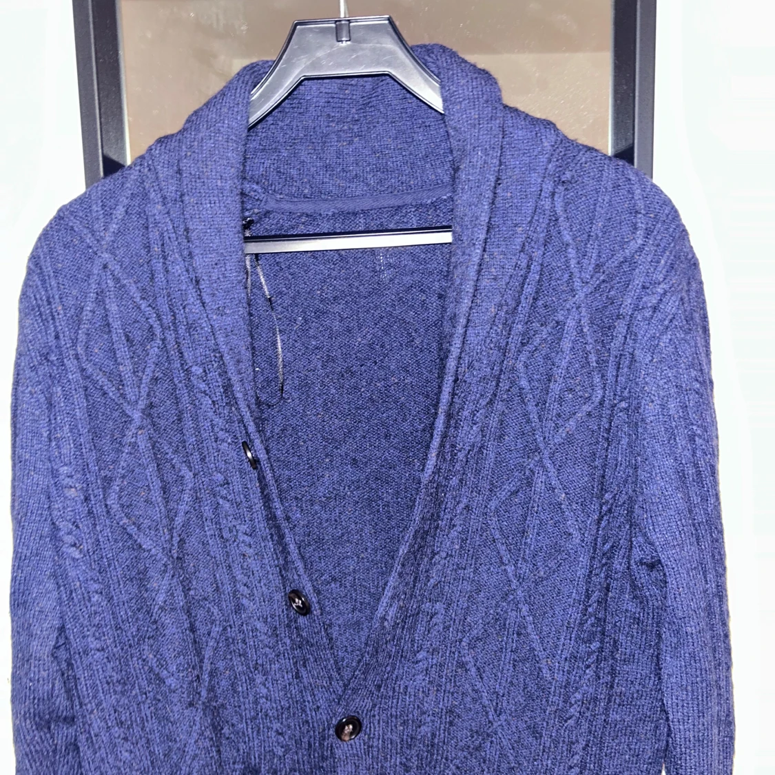 Mörkblå stickad kofta