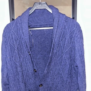 Mörkblå stickad kofta - Säljer en snygg mörkblå stickad kofta med inga defekter och det är bara att skriva för mer information.