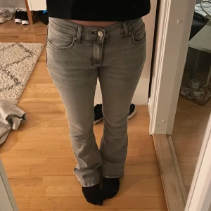Low waisted jenas - Säljer dessa jätte fina låg midjade jeansen som inte kommer till någon användning längre, de är omsydda så att de ska bli mer Low waisted men inget som syns. 