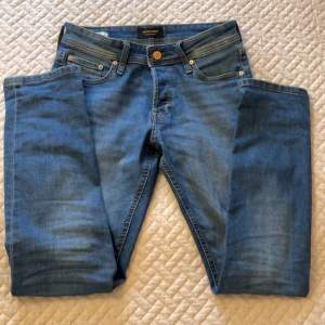 Säljer dessa jack and jones jeans för endast 250kr, STEAL!!!! Ord pris 800kr. Skick 10/10 använda 2 gånger. Hör av er vid funderingar! Skickas inom 24 timmar. 