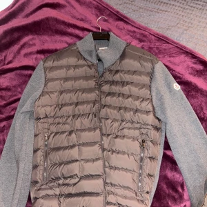 Grå dunväst från Moncler - Säljer en snygg grå dunväst från Moncler. Skriv för fler frågor