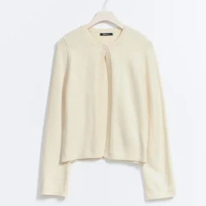 Beige kofta från Gina Tricot  - Säljer en superfin beige kofta från Gina Tricot i mycket bra skick. Den är stickad och har en enkel, stilren design med långa ärmar. Perfekt för både höst och vår när du vill ha något lätt men ändå varmt. Passar till allt från jeans till klänning!nypris 380kr