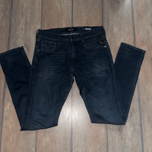 Replay jeans  - Säljer ett par mörkblå Replay jeans i ett mycket stretchiga materia. Dom är som nya inga hål eller liknande. Med storlek W32-L34 
