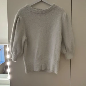Vit stickad tröja från H&M - Mysig vit stickad tröja från H&M i storlek M. (Kortärmad). 