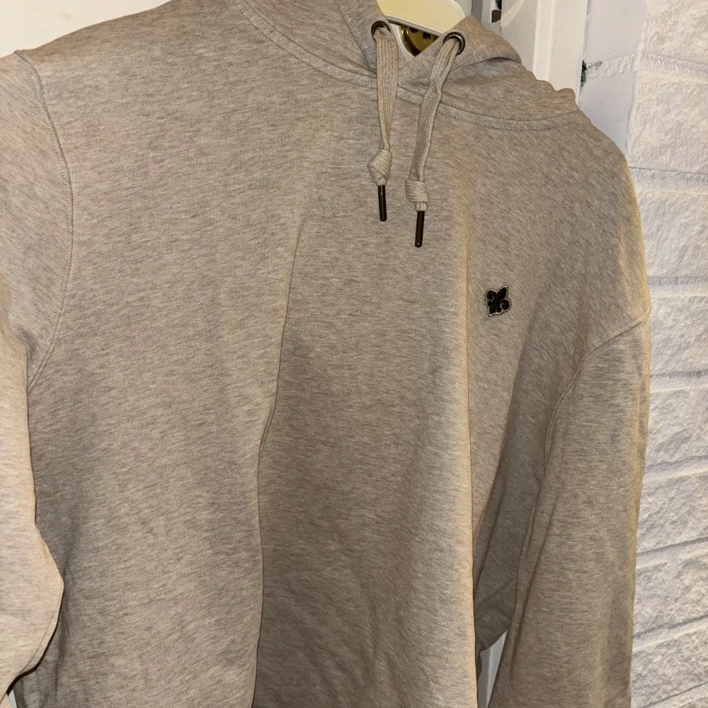 Säljer en snygg beige hoodie i mycket bra skick. Perfekt för en avslappnad stil och passar till alla årstider. Skön och stilren! . Hoodies.