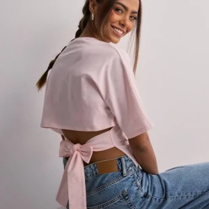 Rosa topp från Nelly - Rosa topp med knytning i ryggen. SLUTSÅLD!!