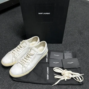 Saint Laurent skor - Sjukt feta Saint Laurent Andy low top sneaker - Storlek 42 - Skick 7/10 - ALLT OG medkommer! - Nypris är runt 7000kr - Hör av dig vid fler frågor!🙌