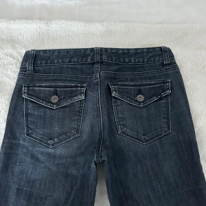 Svarta bootcut jeans från Tommy Hilfiger - Snygga svarta bootcut jeans från Tommy Hilfiger. Klassisk design med fem fickor och knappgylf. Perfekta för en stilren look. Mått finns på en annan anons lite längre ner. 