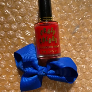 *Minipaket, Crazy Colors+Hårklämma, Presenttips ! - Nytt oanvänt.   Crazy Colors Accessory Paint i färgen röd, 15 ml. Perfekt för att färga tillbehör som hårspännen, kläder, skor och mycket mer.  Plus Blå mindre hårklämma för barn.