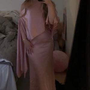 Ljusrosa långklänning i satin - Elegant ljusrosa långklänning i satin super fin till bröllop eller fest🩷