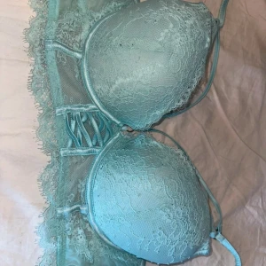 Turkos spets-bh - Snygg turkos bh med spetsdetaljer och vadderade kupor. Justerbara axelband och hakknäppning bak för perfekt passform. Perfekt för att känna sig extra fin. En plast sak går igenom lite. OBS varan finns på andra sälj sidor också så skynda att fynda innan någon annan gör de!💕