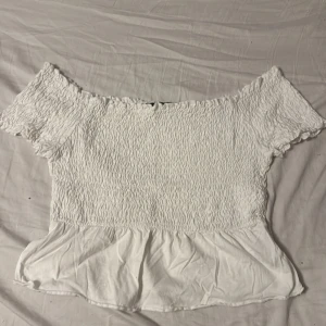 Vit offshoulder topp - En topp ifrån gina, storlek s/m