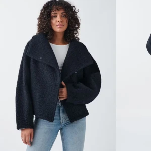 Svart teddyjacka från Gina - Mysig svart teddyjacka i oversized modell. Perfekt för höst och vinter med sin varma och gosiga känsla. Jackan har långa ärmar och en stilren design utan krusiduller. Säljes pga då den inte kommer till användning 😊