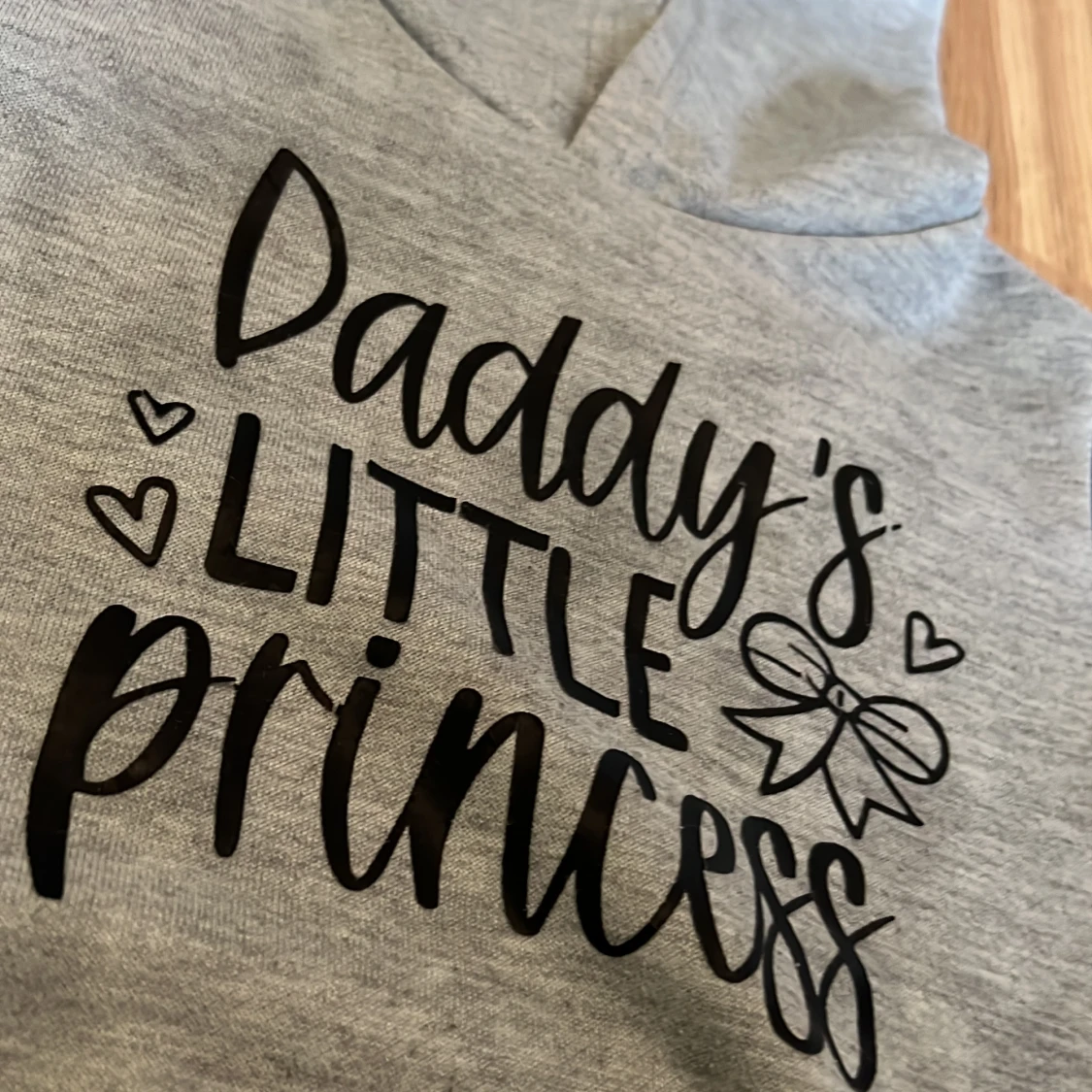 Grå hoodie med text - 90