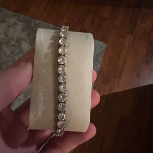 Glittrigt armband med stenar - Tennis armband 20-21cm, inga märken eller dylikt super fint skick! 