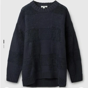  Ull och mohair tröja från COS - Marinblå stickad tröja från COS. Tröjan har en klassisk rund hals och långa ärmar med ribbade muddar. I en ull och mohair blanding så god kvalitet. 💙Älskar men ska flytta så därav får den hitta ett nytt hem! Nypris 1490kr