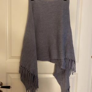 Grå mjuk poncho - Använd fåtal gånger super mjuk, passar s/m