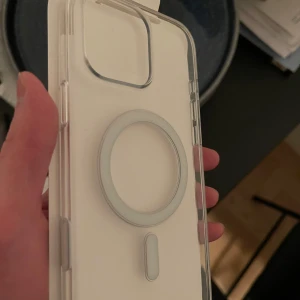 Transparent mobilskal för iPhone 16 Pro Max från Apple  - Säljer ett transparent mobilskal från Apple med MagSafe-funktion. Ivrig som man var med att öppna så insag jag inte att jag köpt till fel modell förens förpackningen var uppriven. Köparen står för frakt.