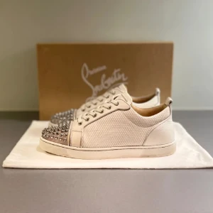 Louboutin skor - Stilrena skor från Christian Louboutin med spikar och den klassiska röda sulan. Skick 8/10 och har mycket kvar o ge. Storlek 41 passar upp till 42,5