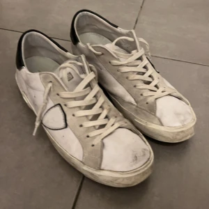 Philippe Model - Jag säljer nu mina feta Philippe Model som jag inte använder längre. De har några defekter som jag kan vissa privat. Priset är självklart diskuterbart! Storlek 45 kvitto finns 🤙