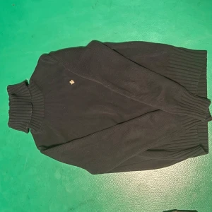 Svart ribbad polotröja (MORRIS) - Använd ett fåtal gånger, inte min grej riktigt. Nypris 1599:-