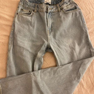 Ljusblå jeans från GRUNT  - Säljer ett par ljusblå jeans från GRUNT i bra skick. De har en klassisk femficksdesign. Perfekta för både vardag och fest! Passar till allt och är superbekväma. Dragkedja och knapp framtill. Skicka ett meddelande om du är intresserad! Storleken 28 motsvarar 170 cm i längden. 