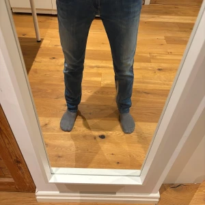 Replay jeans - Säljer ett par snygga blå jeans från Replay i modellen Anbass Hyperflex. De har en slim passform och är i mycket bra skick. Storleken är 29/30. Skriv om ni har några frågor eller funderingar!