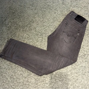 Replay Jeans - Säljer ett par Replay jeans i storlek W29/L30. Skicket är bra men det finns ett hål vid fickan, men kan även ses som en slitning. Modell: Grover             Hör av dig vid minsta fundering🙌 Är 180 och väger 71!