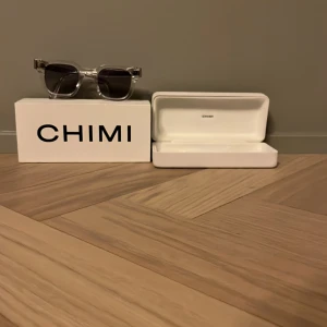 Färge clear men storlek 04 från CHIMI  - Snygga transparenta solglasögon från Chimi med mörka linser. Perfekta för en stilren look. Kommer med originalförpackning och etui.