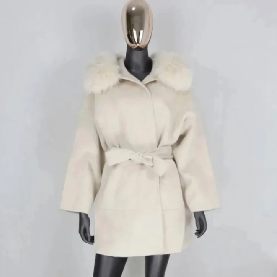 Beige pälskappa från fur sthlm