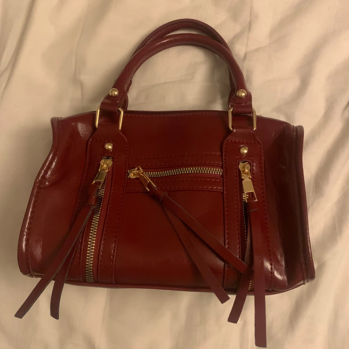 Röd handväska med dragkedja