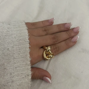 Guld ring - Köpt på glitter, ett tips om du köper är att inte ha vatten på ringen!💕 Jag vet inte vilken storlek det är! Finns en liten skada som inte syns när ringen är på☺️Du får med sista ringen på köpet💕