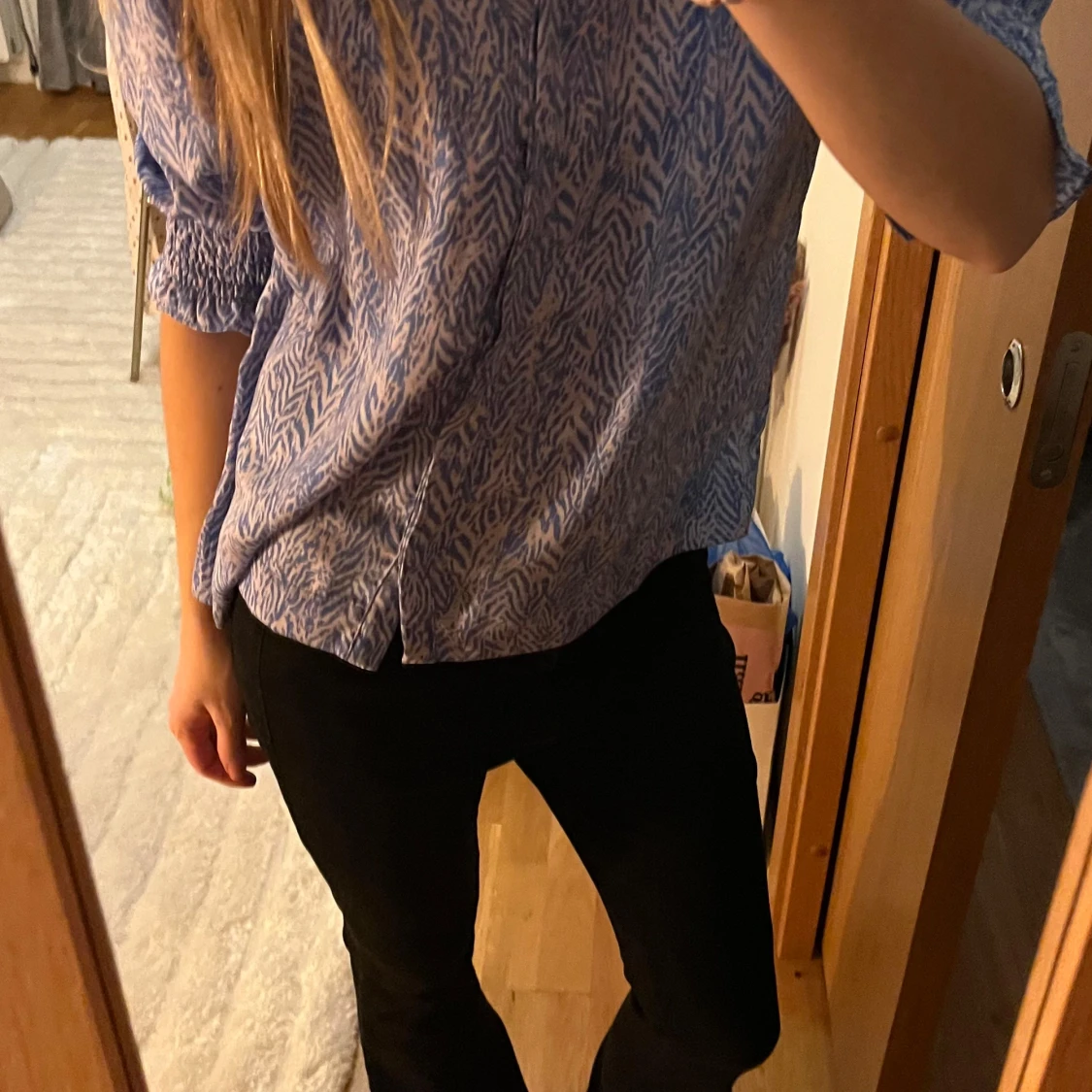 Blå mönstrad blus - 90