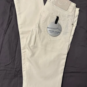 Vita jeans från Jacob Cohën - Snygga vita jeans från Jacob Cohën med knappgylf och exklusiv italiensk design. Perfekta för en stilren look. Tillverkade av högkvalitativa material för en bekväm passform.