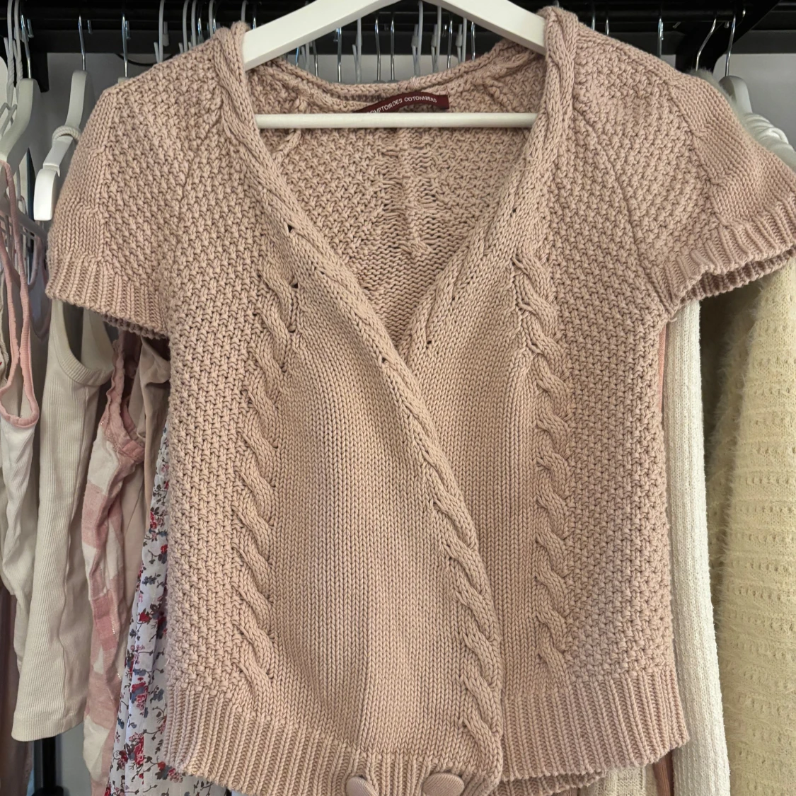 Rosa stickad kofta från Comptoir des Cotonniers