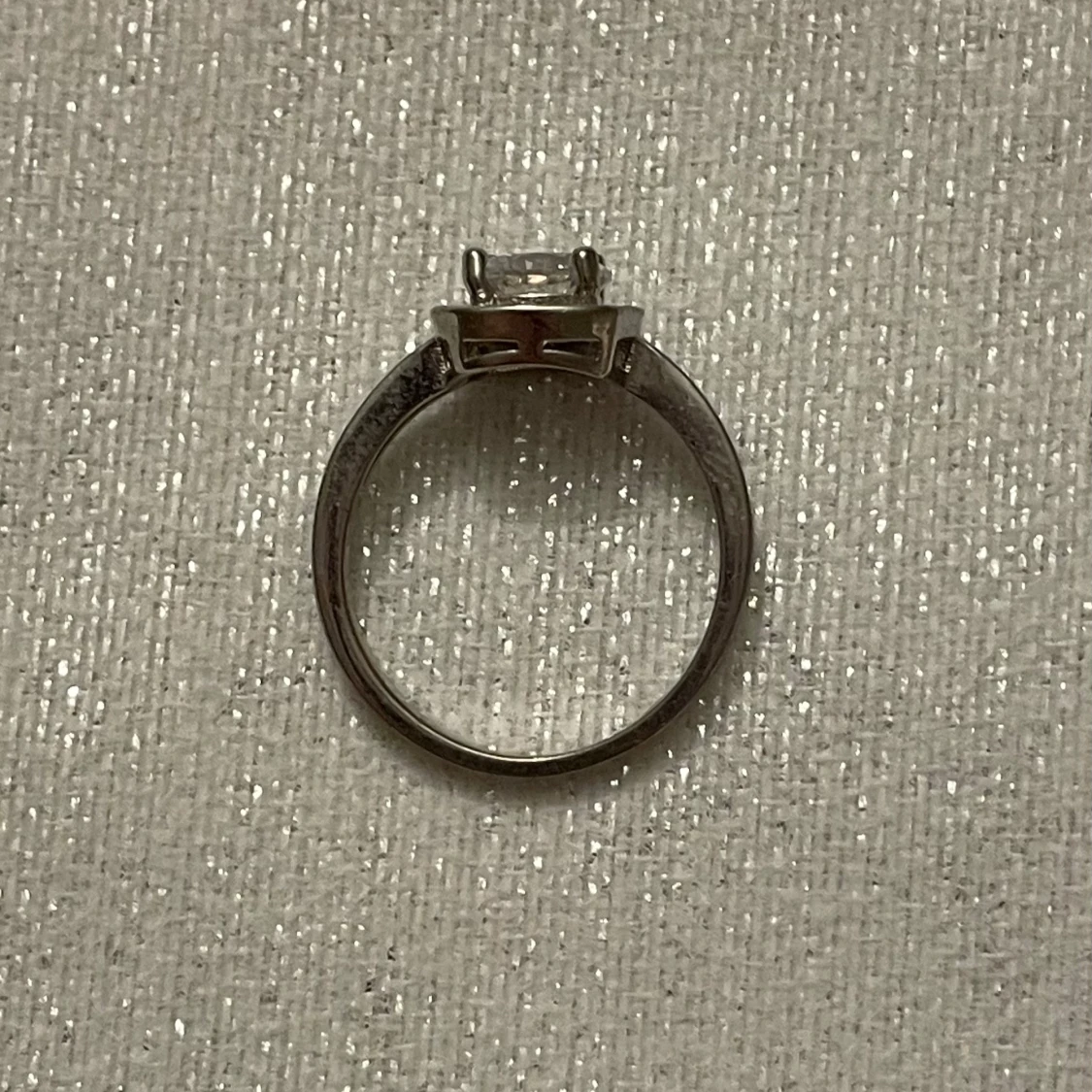 Silverring med glittrig sten - 91