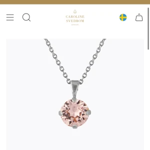 Halsband med rosa sten från Caroline Svedbom - Silver Halsband med rosa sten från caroline svedblom, säljer för att jag använder guld. 💕nypris 400