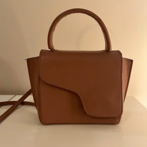 ATP Atelier väska - Sååå snygg ATP Atelier väska i den finaste bruna färgen. Väskan har ett handtag och en avtagbar axelrem. Dustbag ingår. Hör av dig om du har några frågor💗💕