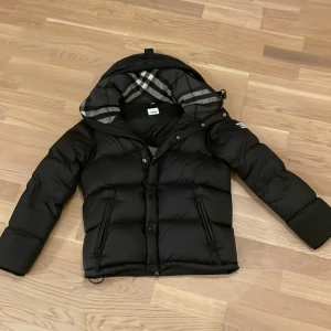  Burberry jacka  - Burrbery jacka svart , Armarna går att ta av till en väst            Storlek L men skulle säga det passar M mer. Nytt skick ny köper och it mycket använd 