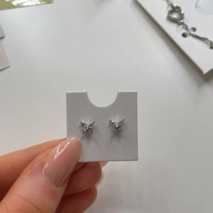 Silvriga fjärilsörhängen - Söta fjärilformade örhängen i silver och med diamanter. Aldrig använda och är kvar i orginalförpackning💕