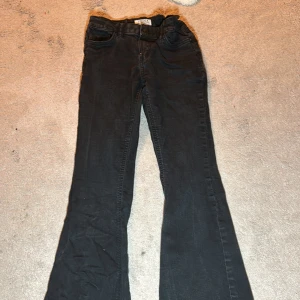 Svarta jeans - Svarta jeans från Lindex. Jeansen är i storlek 46 10-11Y. Jeansen heter Freja!! De kostar 70 kr..